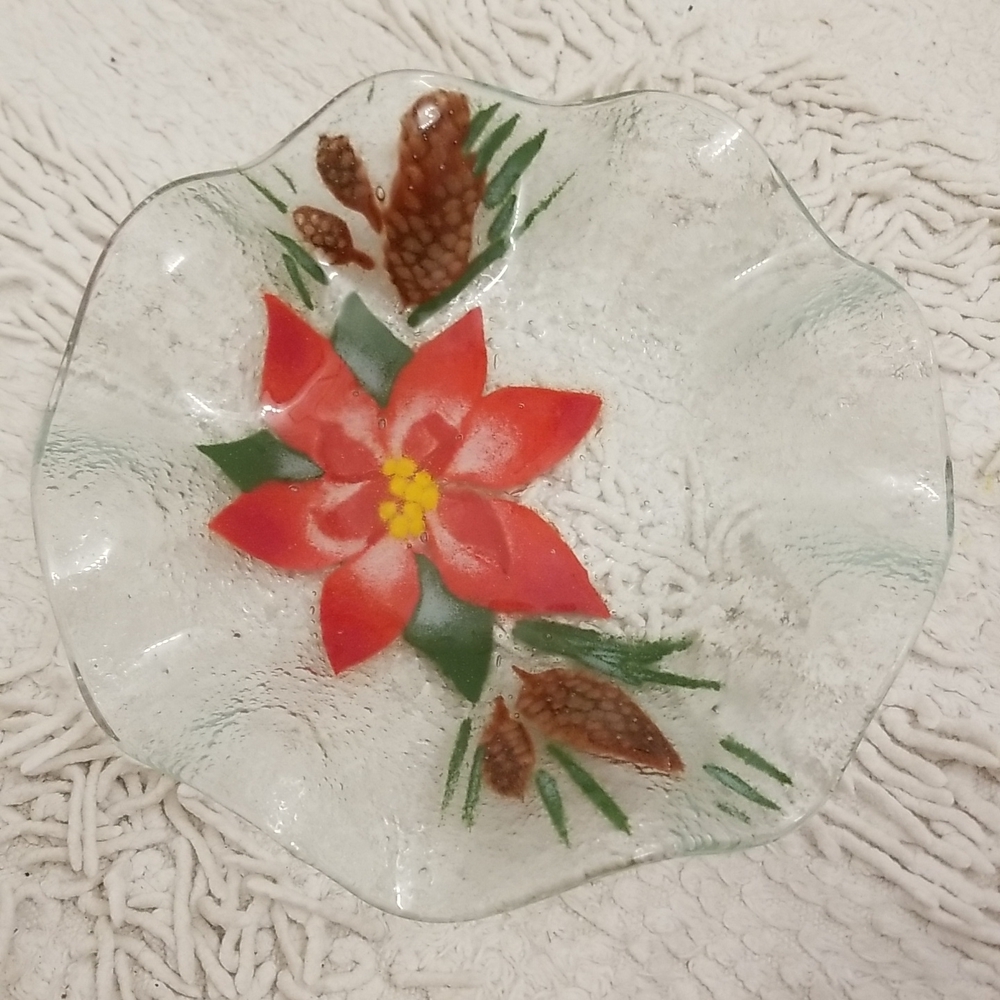 Sydenstricker Fused Glass Art Christmas Pointsettia & Pine Cones Wavy Plate.